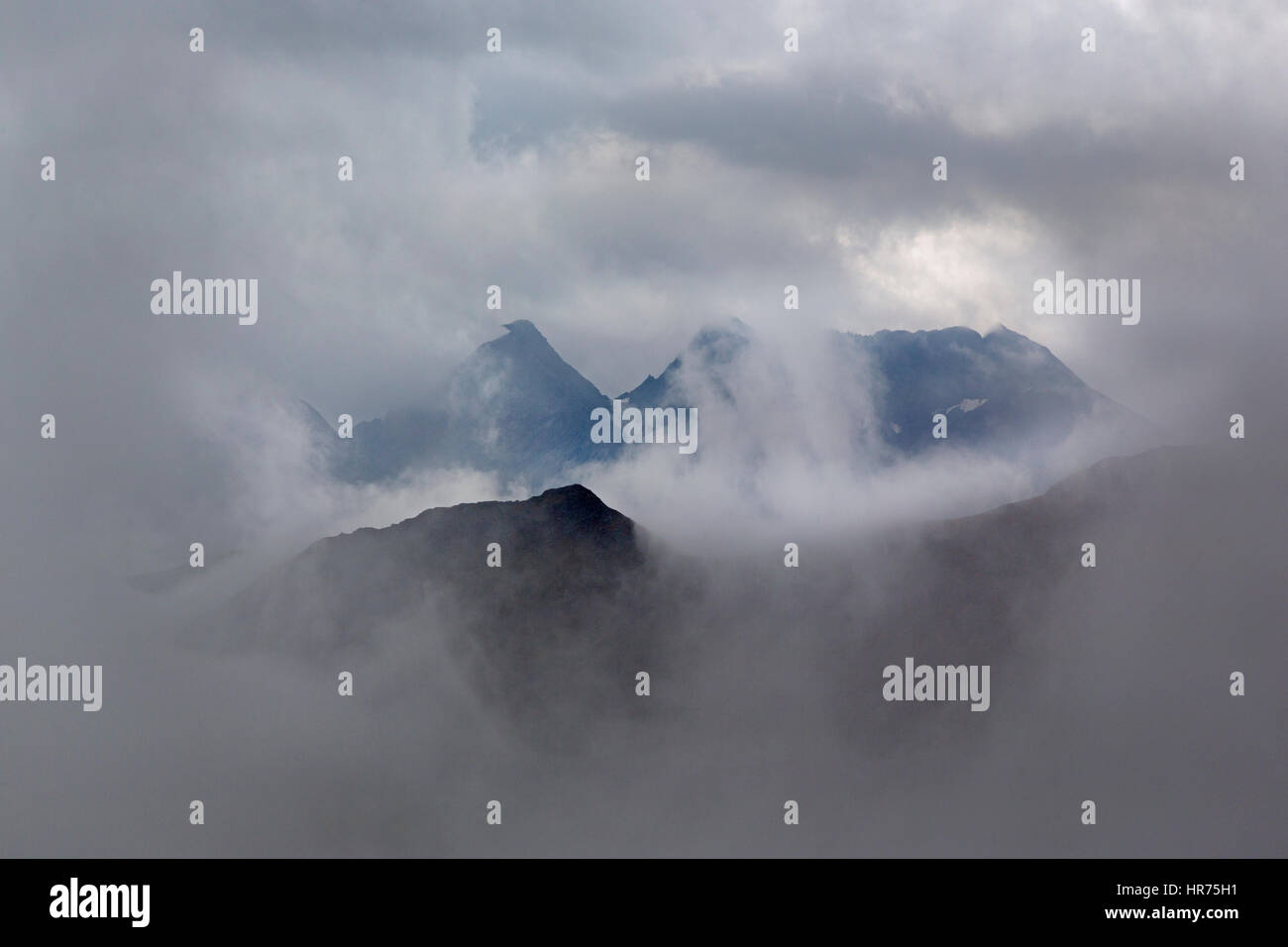 Gruppo di montagna con nuvole, Hohe Tauern mountain range, Austria, Europa Foto Stock