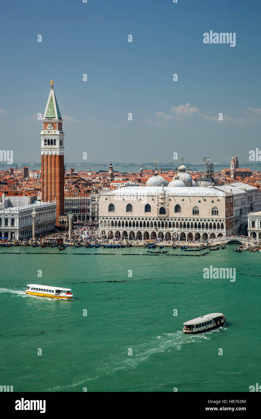 Campanile di San Marco, Palazzo Ducale e vaporetti sulla Basilica di San Marco Canal, Venezia, Italia Foto Stock