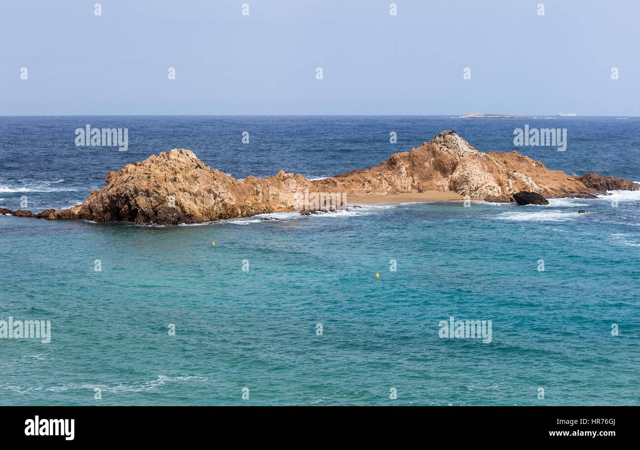 Un piccolo isolotto sulle acque turchesi del Mar Mediterraneo Foto Stock