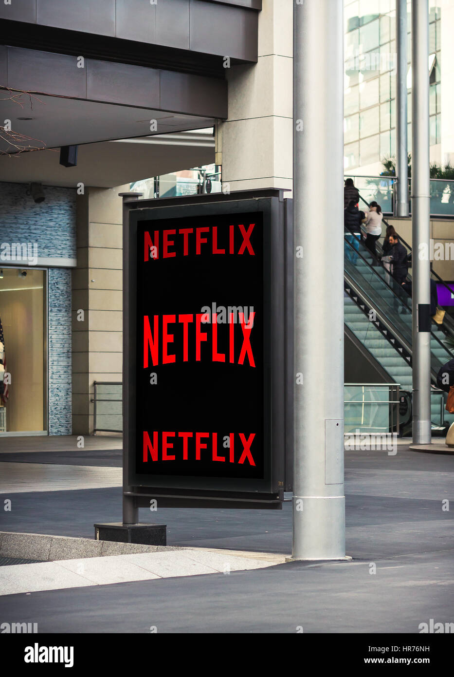 Netflix pubblicità Affissioni su bus stop, Foto Stock