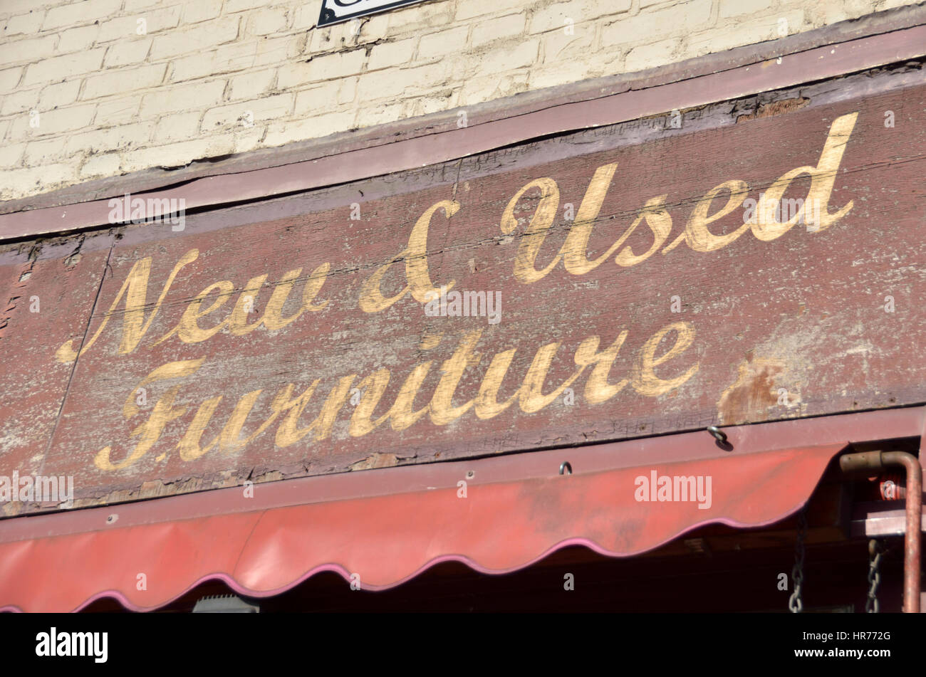 Nuovo e mobili usati segno sopra un negozio Foto Stock