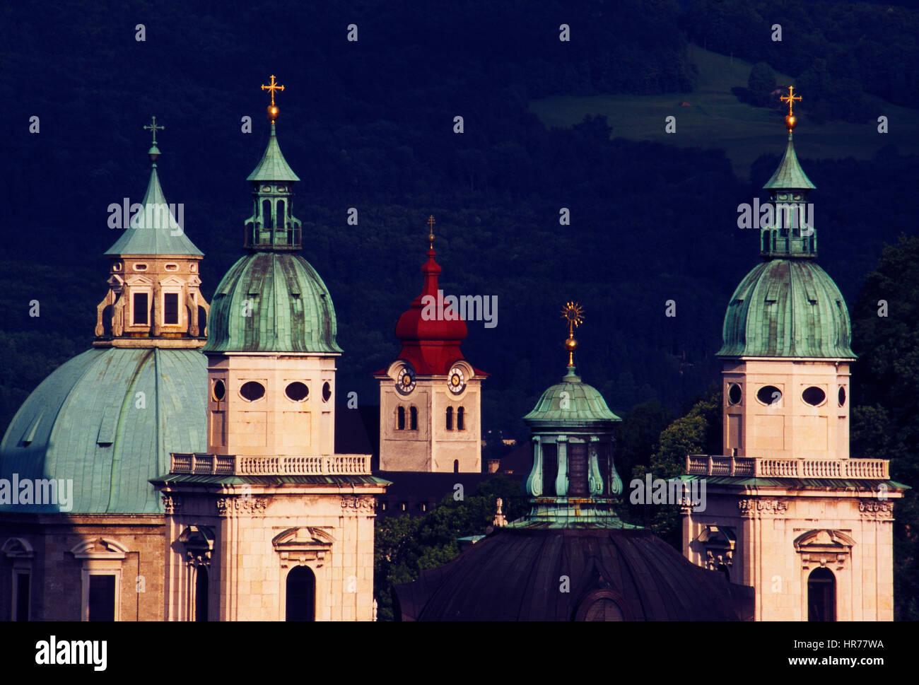 Guglie e cupole di chiese di notte, Salzberg, Austria Foto Stock