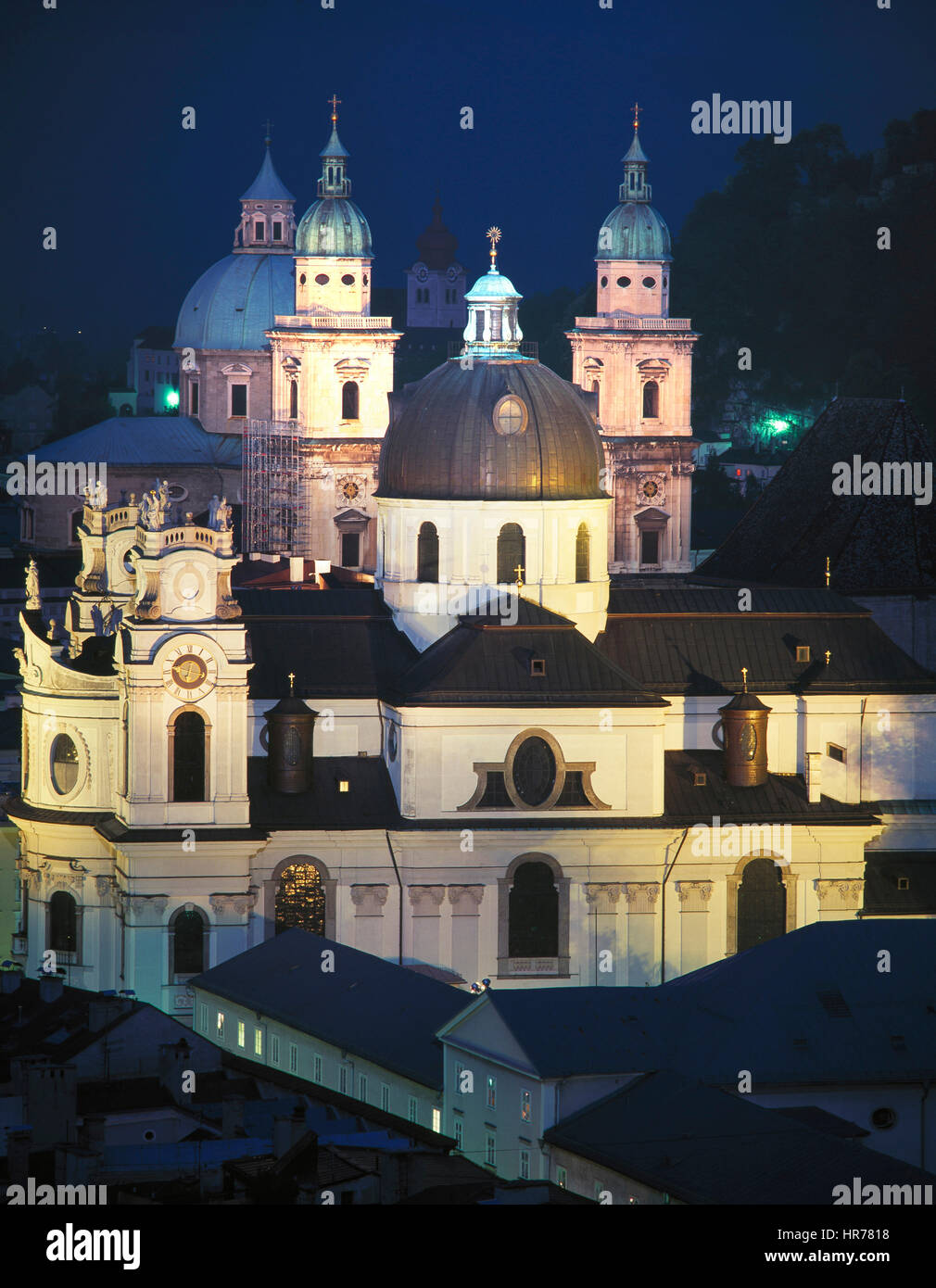Guglie e cupole di chiese di notte, Salzberg, Austria Foto Stock