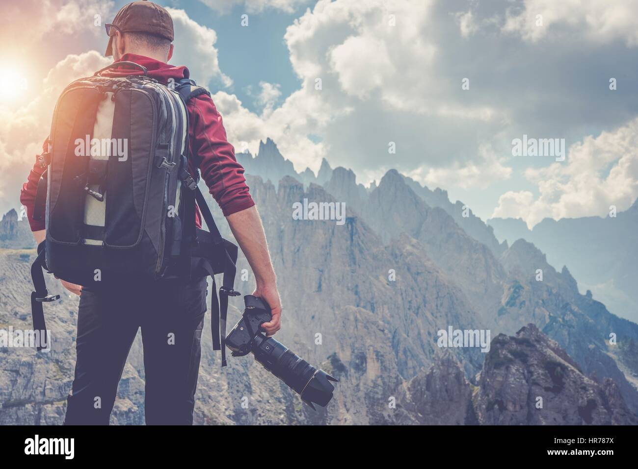 Viaggi fotografo professionista. La fotografia naturalistica. Uomini caucasici con una fotocamera digitale e di apparecchiature di grandi dimensioni nello zaino sul crinale del monte. Foto Stock