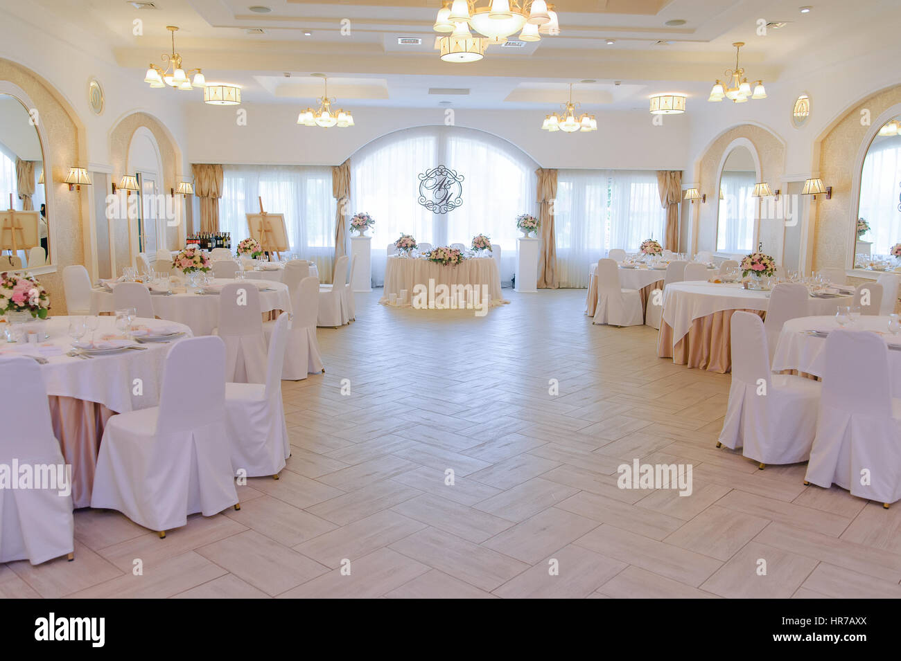Decorazioni di lusso Sala matrimonio con gli ospiti e gli sposi novelli  tabelle Foto stock - Alamy