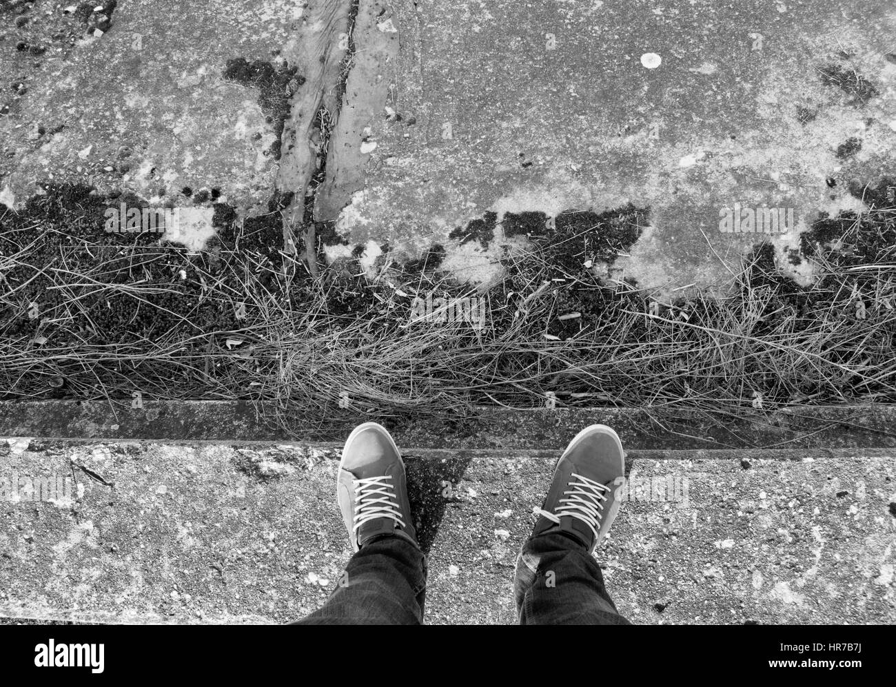 Immagine in bianco e nero di due scarpe Foto Stock