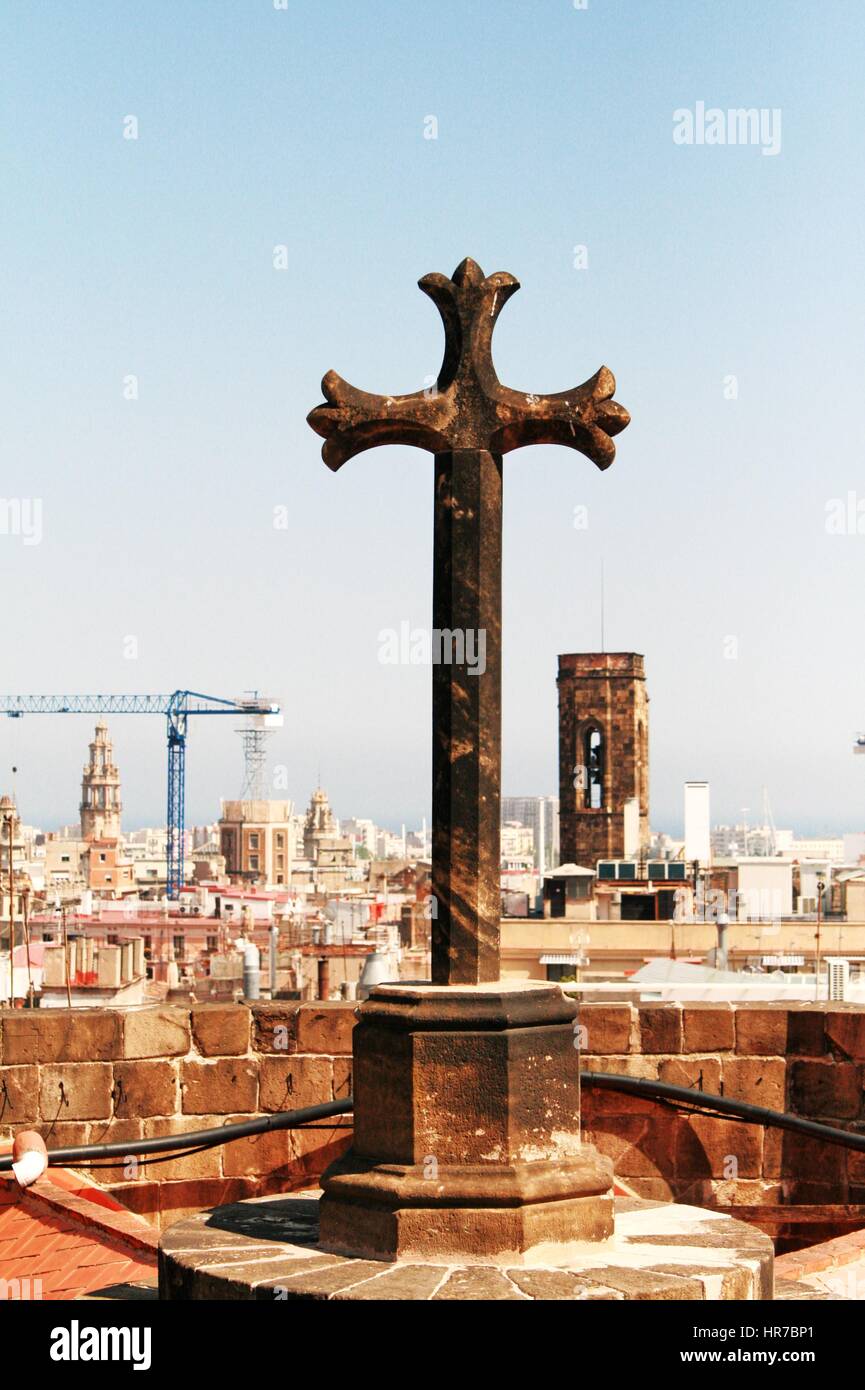 Lone croce sul tetto in Barcellona, Spagna Foto Stock