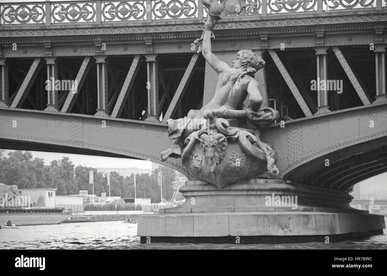 Il Mirabeau ponte sopra il fiume Senna includono le sculture in bronzo sulle pile. Questa figura sulla riva destra è la navigazione. Foto Stock