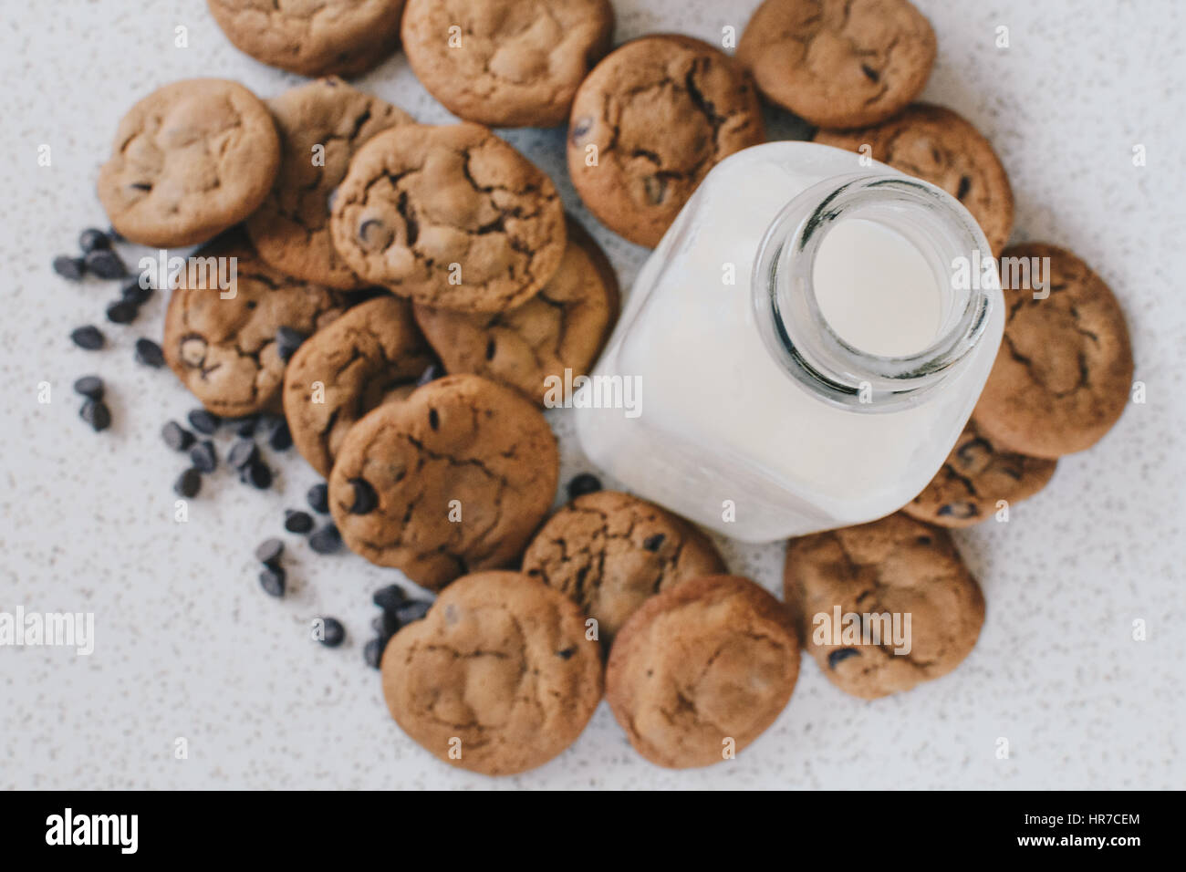 Abbondanza di fatti in casa biscotti con scaglie di cioccolato al latte Foto Stock