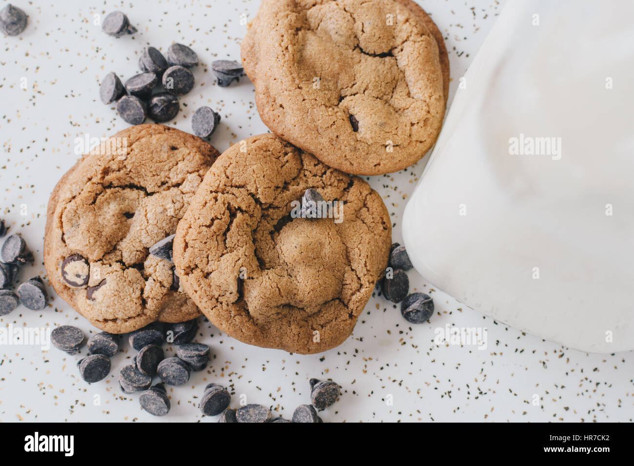 Abbondanza di fatti in casa biscotti con scaglie di cioccolato al latte Foto Stock
