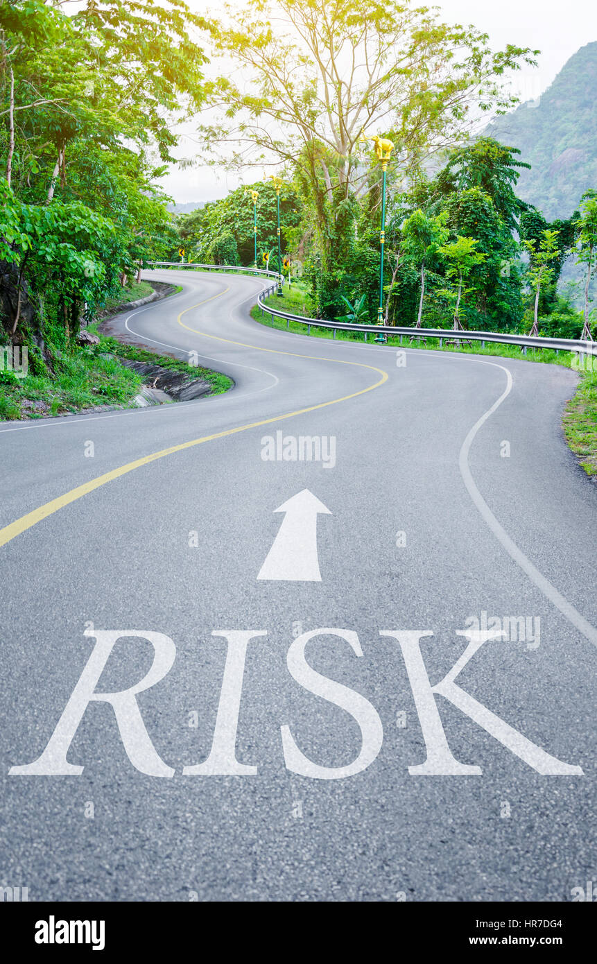 Rischi rosso scritta sulla curva S strada in vista green. Foto Stock