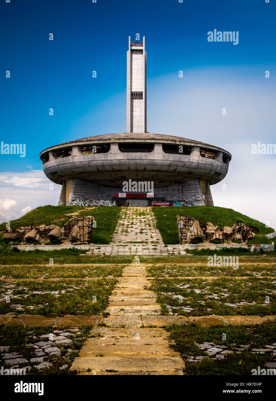 Il House-Monument del partito comunista bulgaro. Buzludzha è un picco storico nel centro di montagne balcaniche, Bulgaria. Foto Stock