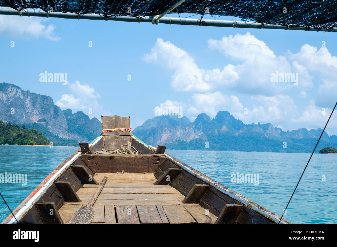 La prua di una tradizionale Thai barca long-tail (ruea hang yao) in Lan Cheow Lago, Khao Sok National Park, Surat Thani Provincia, Thailandia. Foto Stock