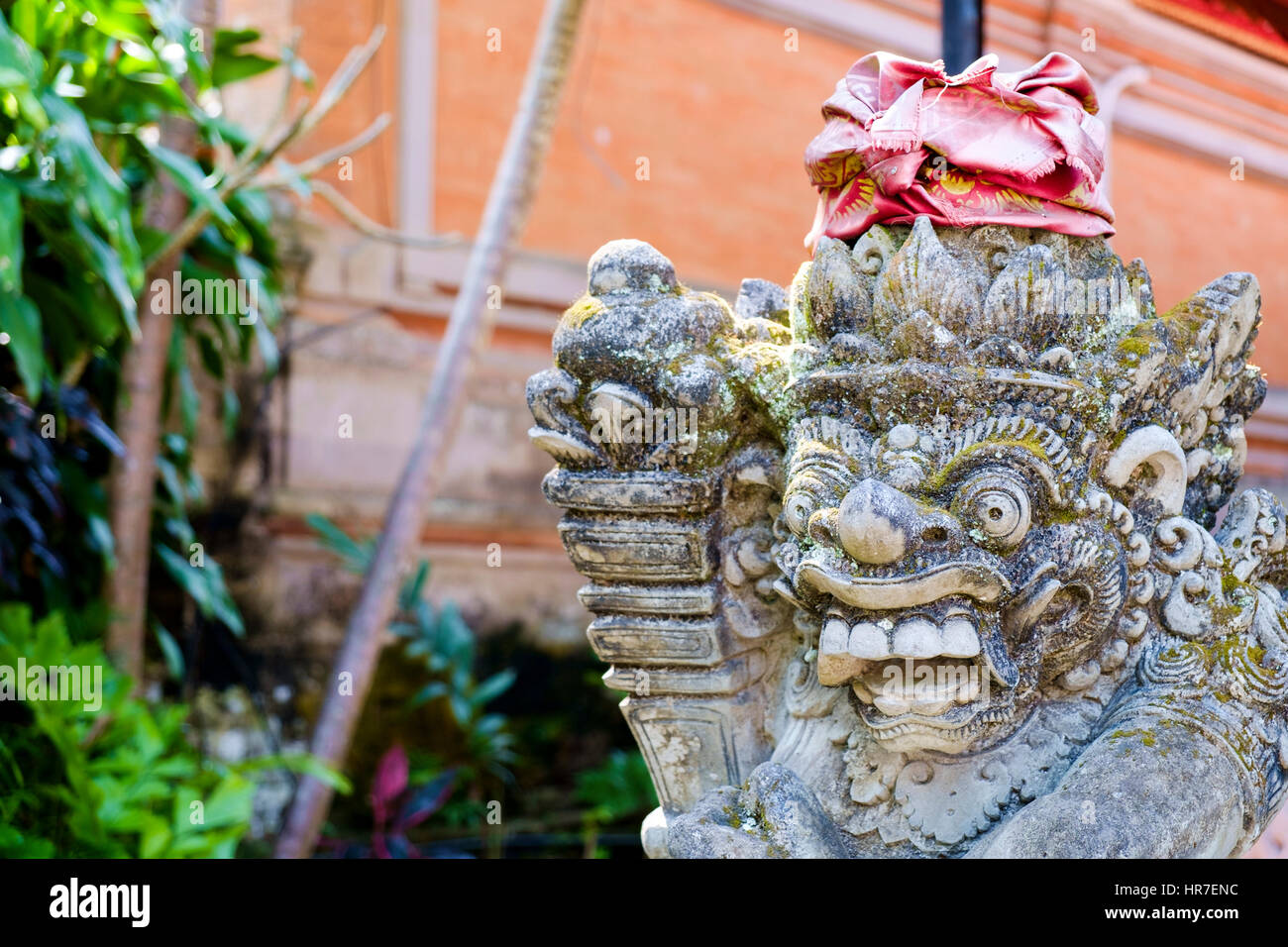 Custode statua di gate (Bedogol o Dvarapala) in uno stile Balinese tradizionale famiglia composto, Ubud, Bali, Indonesia. Foto Stock