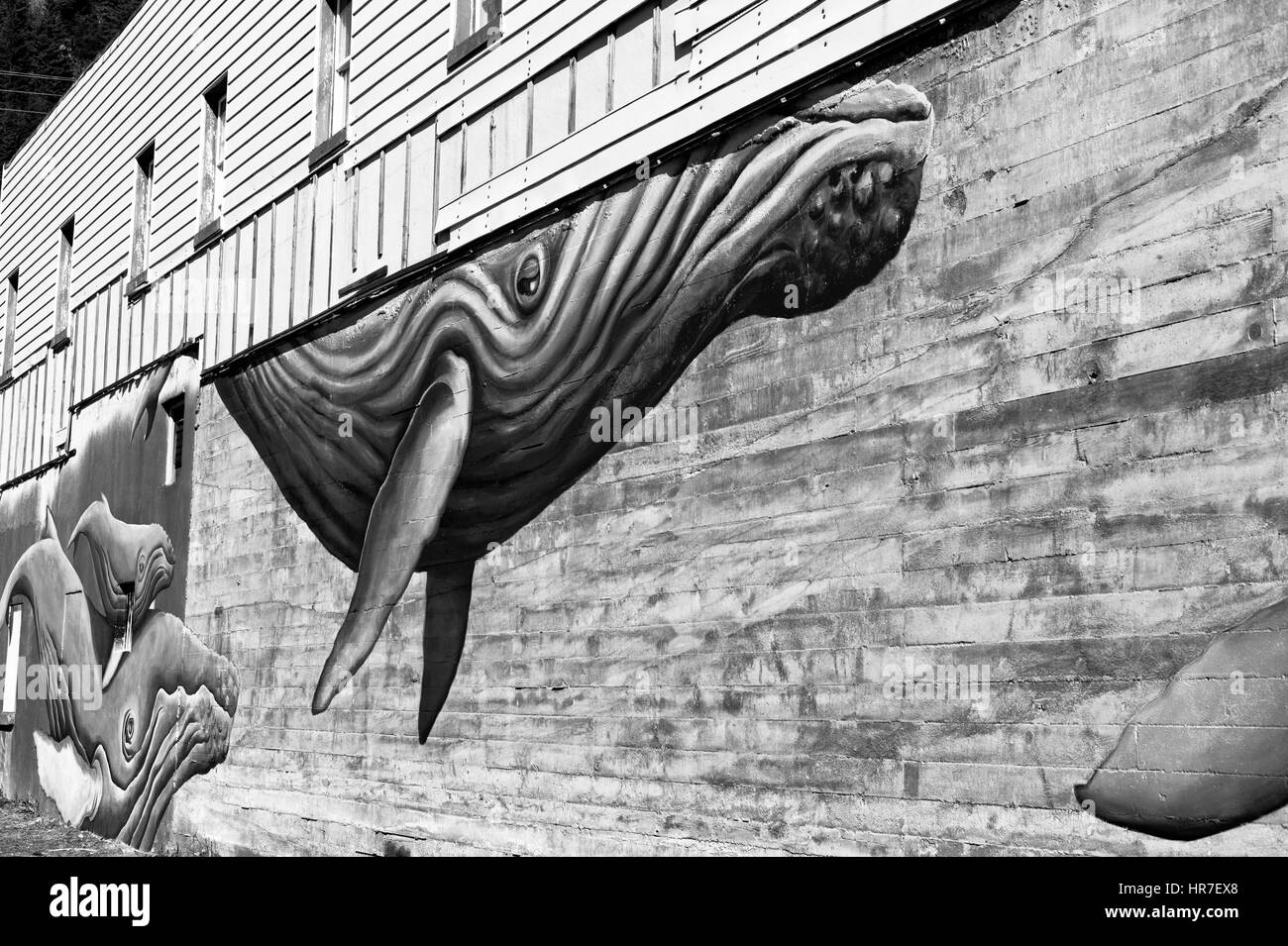 Un enorme murale di balene adorna la facciata di un edificio vicino al Sea Life Centre di Seward Alaska. Foto Stock