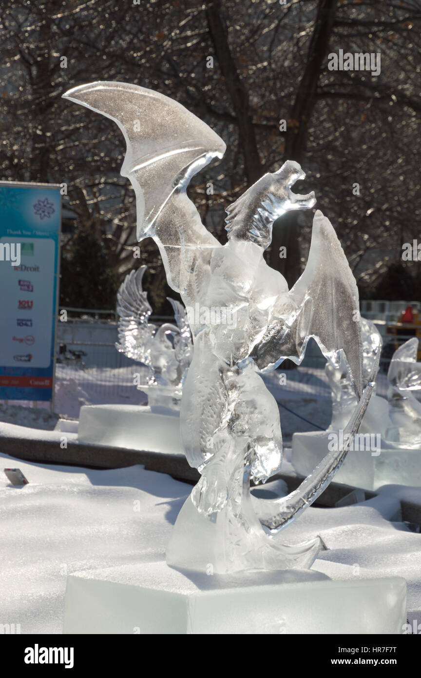 Sculture di ghiaccio a Ottawa, in una giornata di sole con ghiaccio alberi ricoperti di dietro. Scupltrure di ghiaccio è di un drago con le sue ali distese. Foto Stock