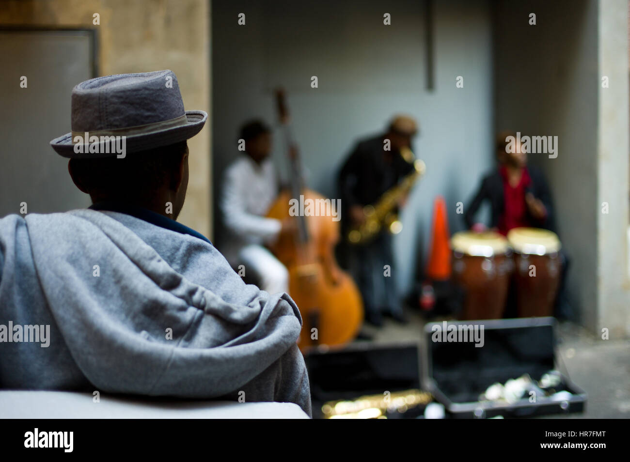 Un curioso orologi musicisti jazz eseguire nel centro di Johannesburg in Sud Africa. Foto Stock