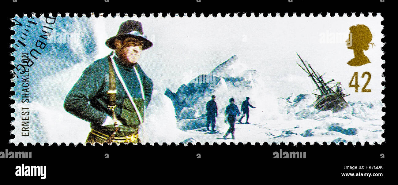 Regno Unito - circa 2003: un usato francobollo stampato in Gran Bretagna celebrano gli esploratori britannico Ernest Shackleton Antartico Explorer e il relitto Foto Stock