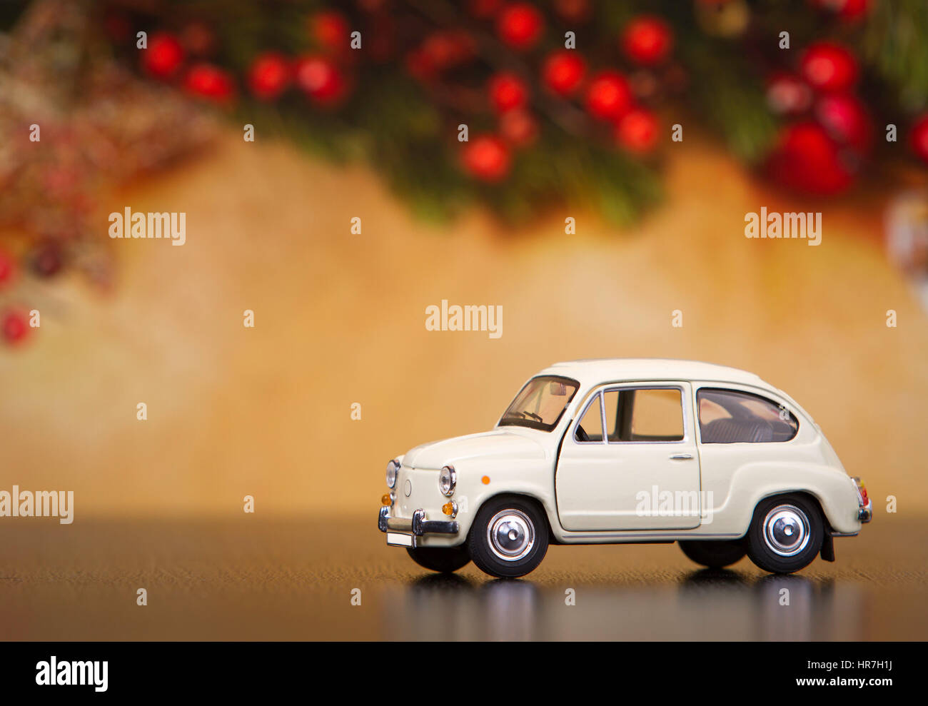 Il beige giocattolo auto su un sfondo caldo Foto Stock