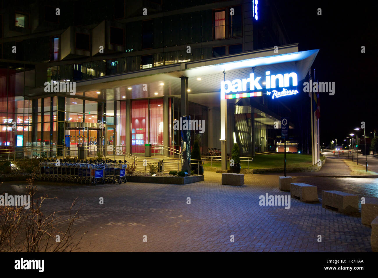 OSLO, Norvegia - gennaio 20th, 2017: Night Shot dell'entrata e la facciata di un lusso aeroporto europeo hotel PARK INN Foto Stock