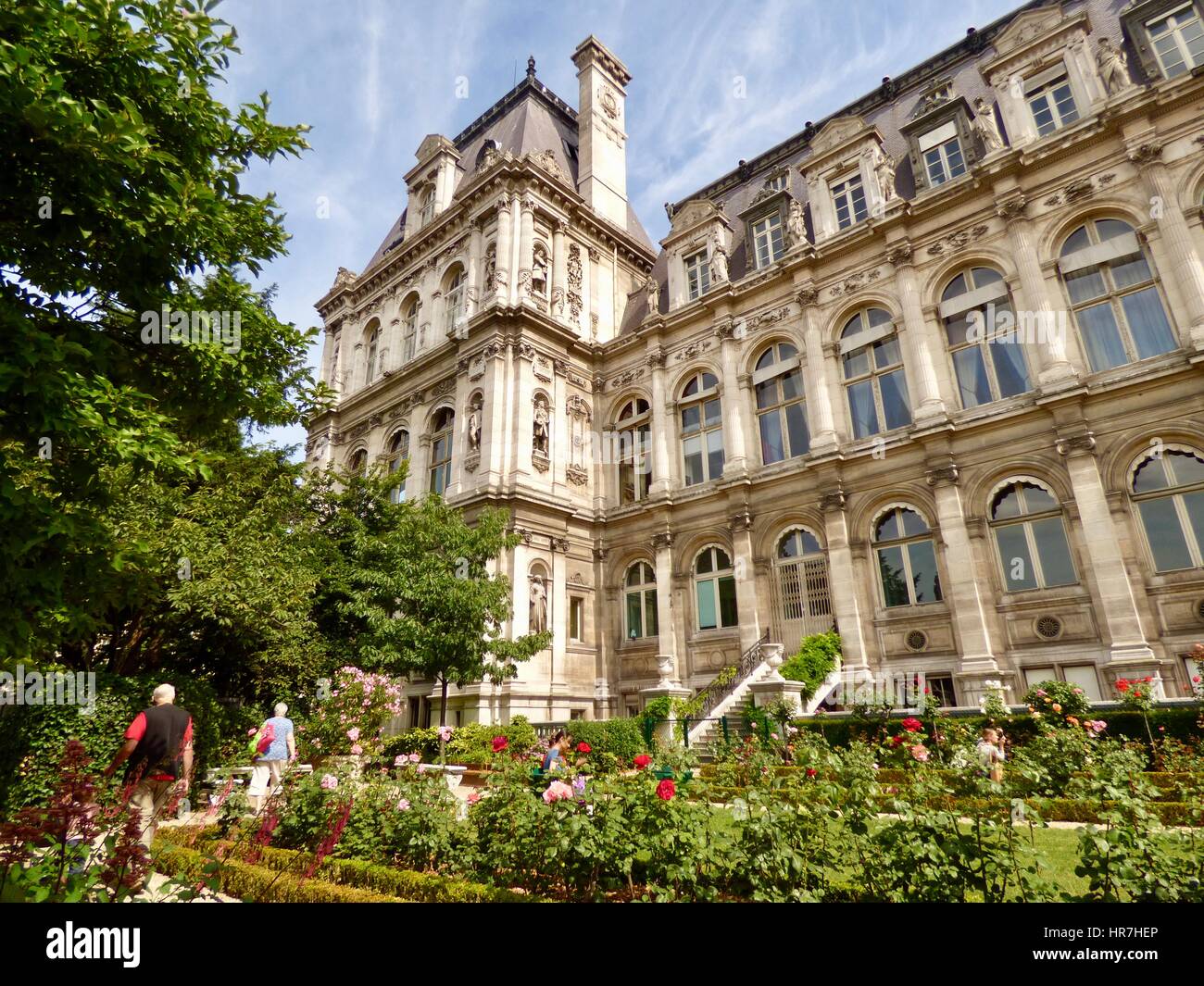 I visitatori godere la tranquillità dell'Hôtel de Ville giardini, Jardins de l'Hôtel de Ville, su una soleggiata giornata estiva. Parigi, Francia. Foto Stock