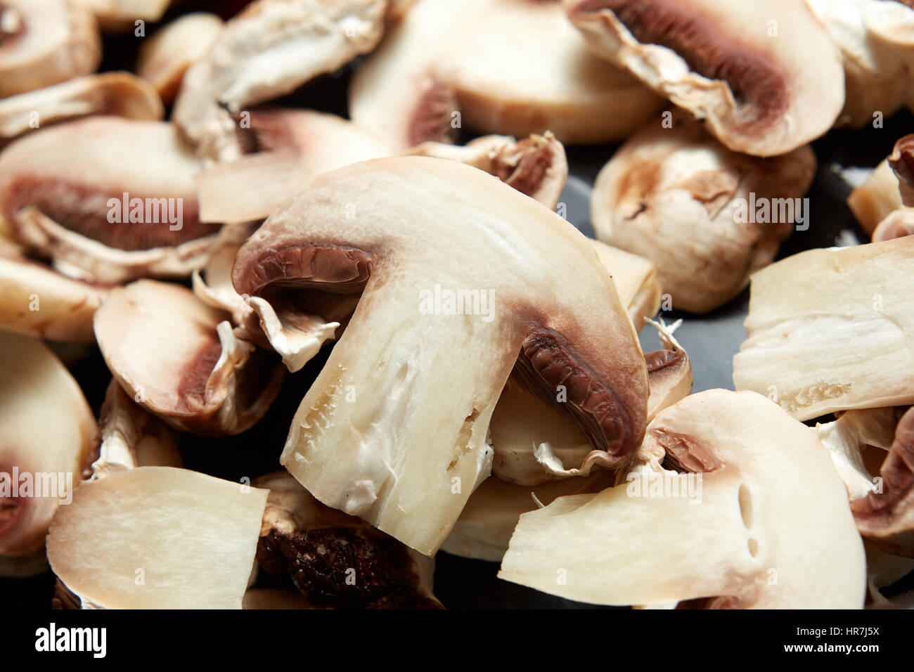 Crudo fresco tagliato champignon funghi preparati per la tostatura Foto Stock