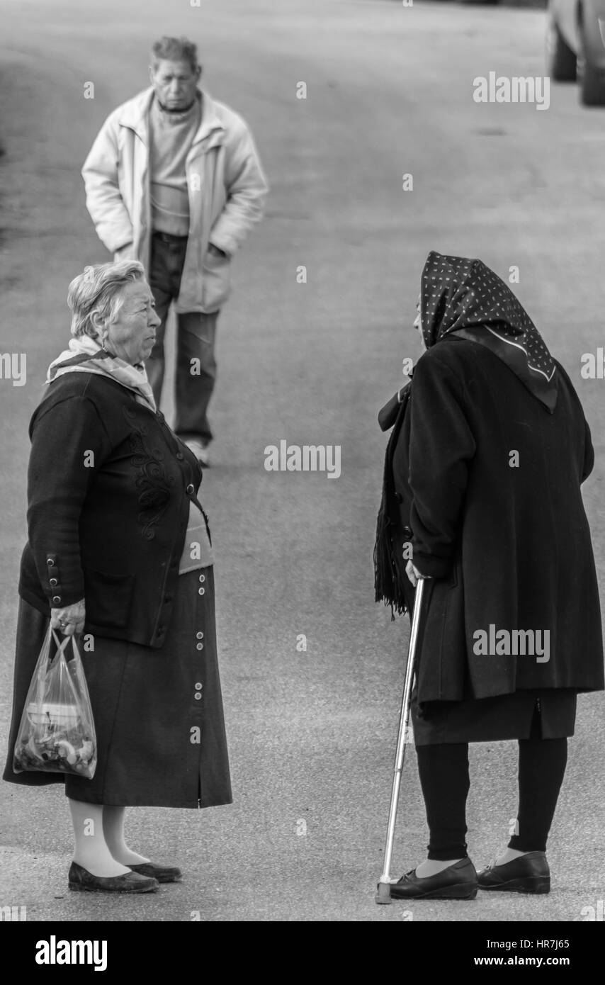 Il greco anziani chiacchierando in strada. Foto Stock