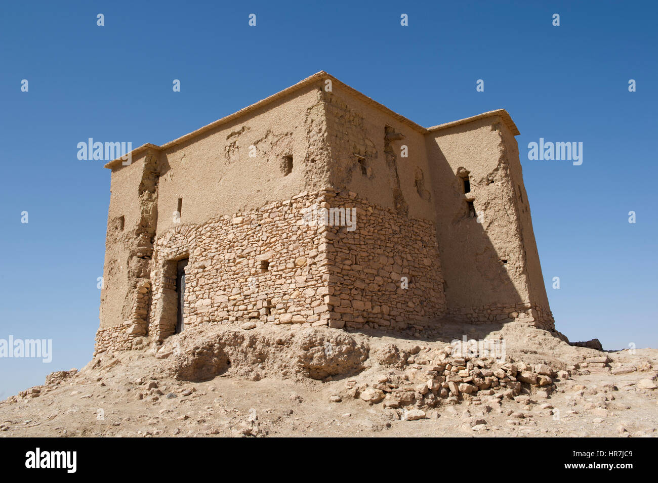 L'edificio solitario al vertice della famosa città berbero di Ait Benhaddou trova bewtween Marrakech e il deserto del Sahara in Marocco. Foto Stock