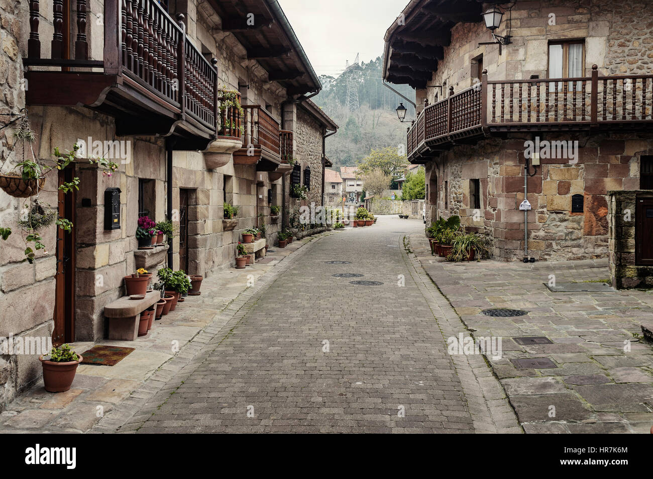 Riocorvo pequeña aldea, siglos XVII y XVIII. calle del Camino Real. carretera del rio Besaya, Cantabria España, l'Europa. Foto Stock