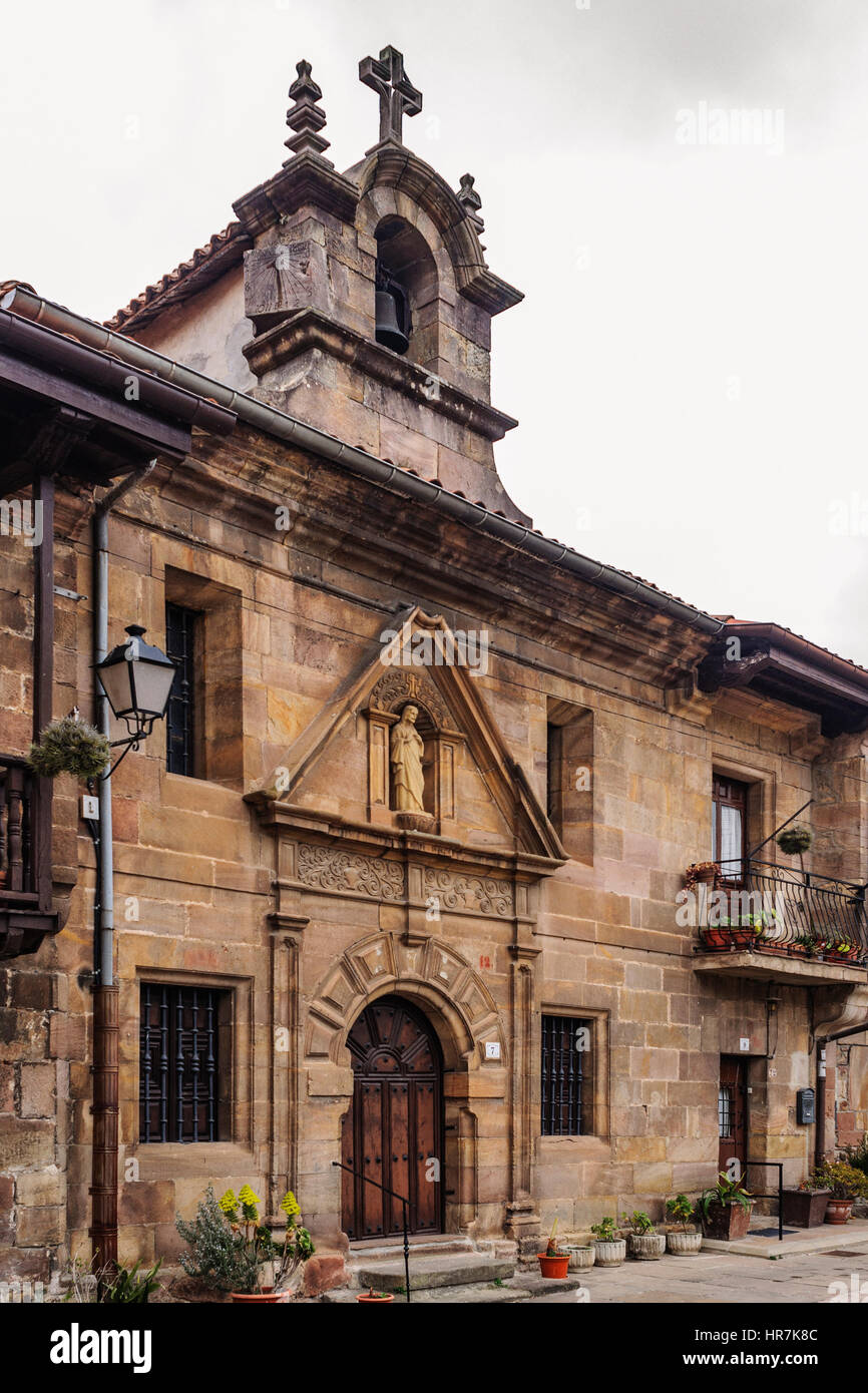 Riocorvo pequeña aldea, siglos XVII y XVIII. calle del Camino Real. carretera del rio Besaya, Cantabria España, l'Europa. Foto Stock