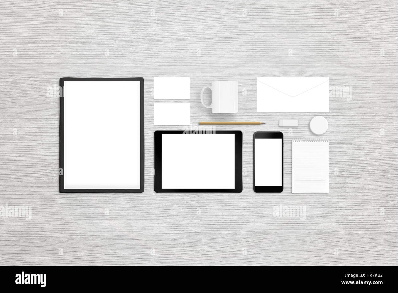 Articoli di cancelleria e tehnology Dispositivi per presentazione di prodotto. Vista dall'alto di elementi con schermo isolato e pulire, bianco, superficie vuota per mockup. Foto Stock