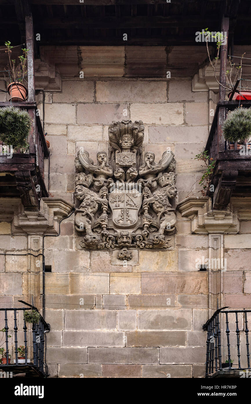 Riocorvo pequeña aldea, siglos XVII y XVIII. calle del Camino Real. carretera del rio Besaya, Cantabria España, l'Europa. Foto Stock