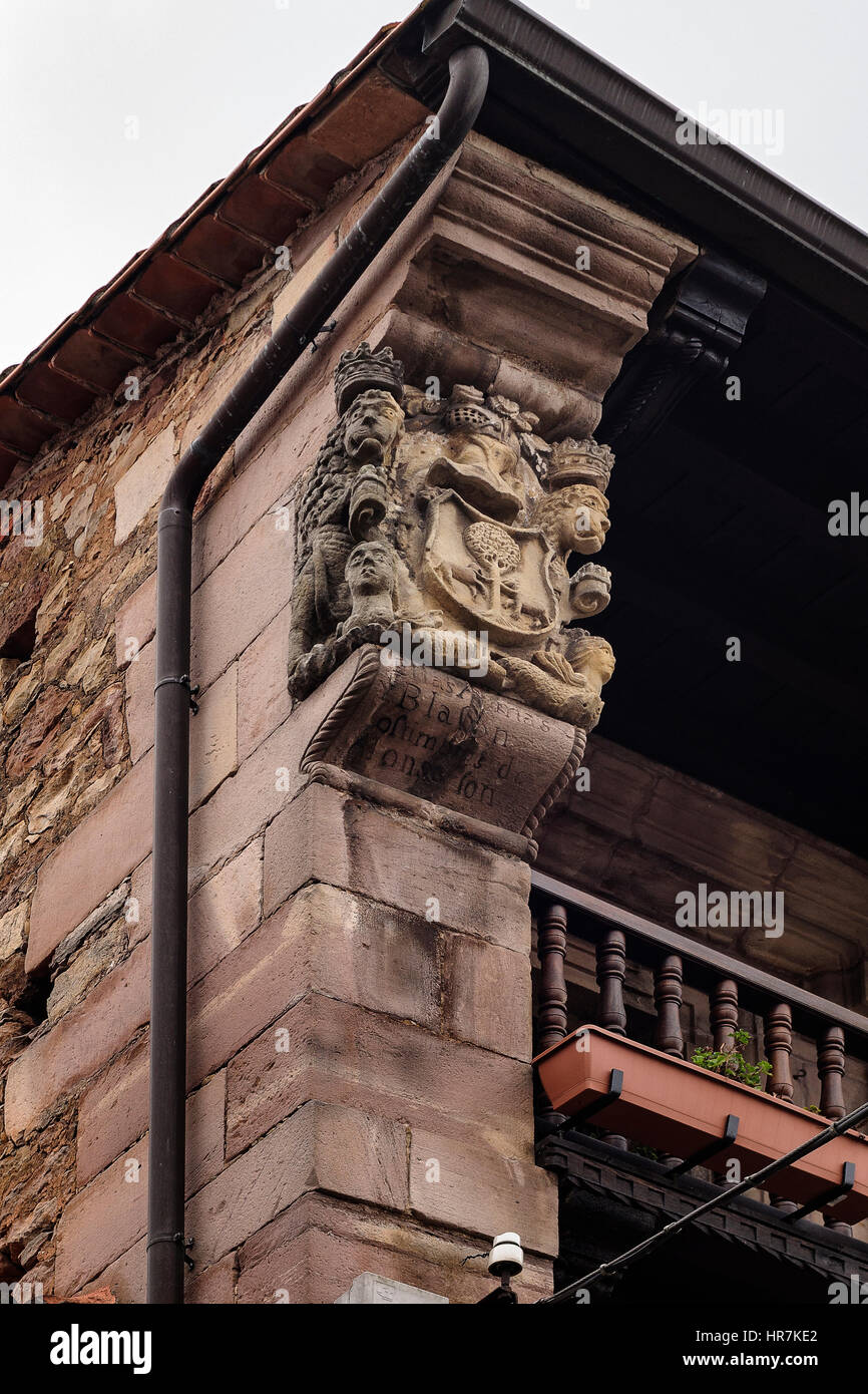 Riocorvo pequeña aldea, siglos XVII y XVIII. calle del Camino Real. carretera del rio Besaya, Cantabria España, l'Europa. Foto Stock