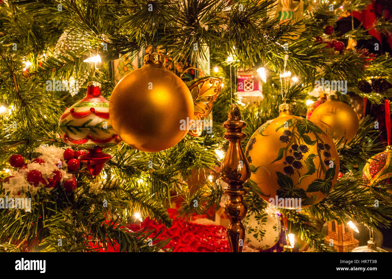 Le decorazioni di Natale su un albero. Foto Stock