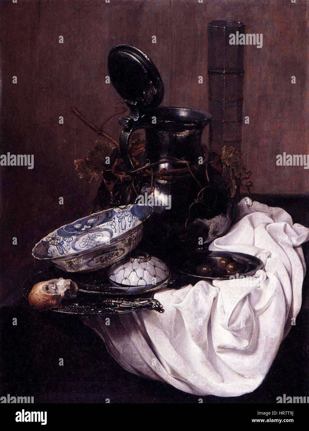 "Natura morta con caraffa in peltro" di Jan Jansz Treck del 1645 è una dettagliata rappresentazione di oggetti di uso quotidiano, che mostra la maestria di Treck nella pittura di luce e consistenza. La disposizione di una caraffa in peltro, un bicchiere e altri elementi dimostra la sua abilità nel creare realismo e catturare la bellezza tranquilla delle composizioni di natura morta. Foto Stock