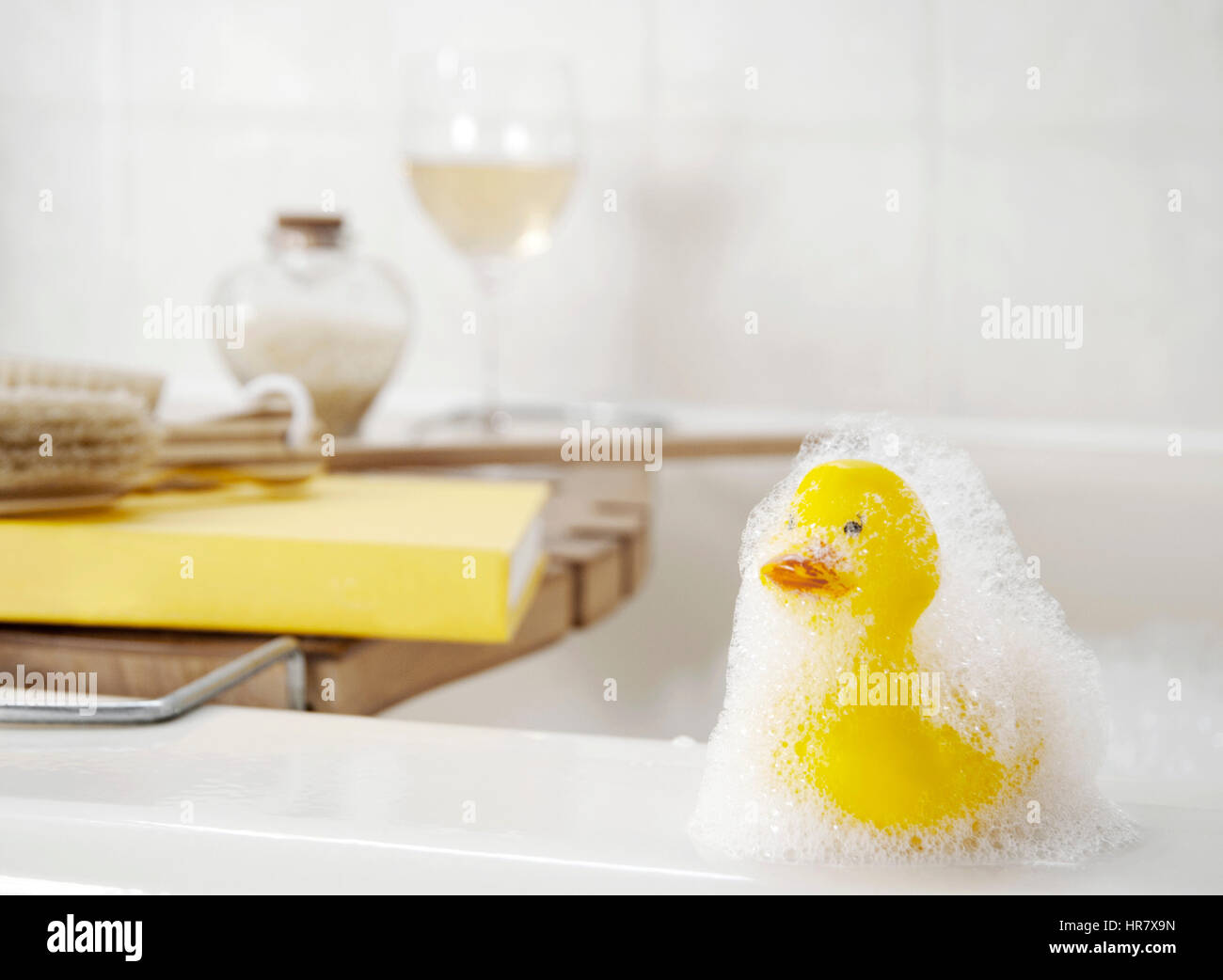 Bambini anatra di gomma sul bordo della vasca da bagno Foto Stock