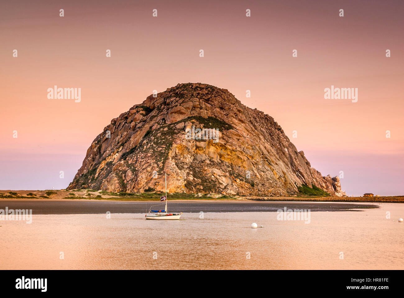 Morro Rock, formazione di spine vulcaniche, monolite, all'alba dal lungomare di Embarcadero boulevard a Morro Bay, California, USA Foto Stock