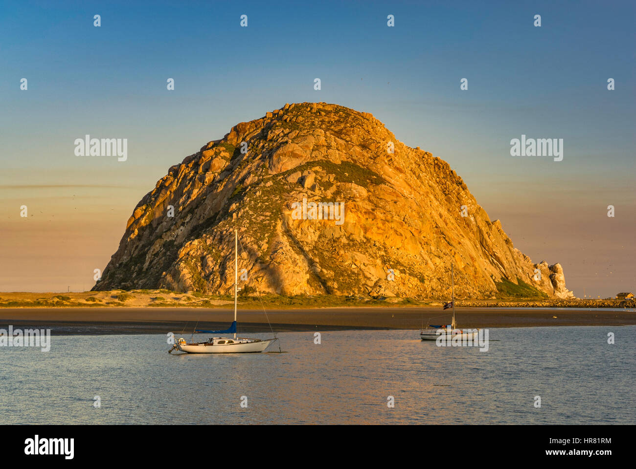 Morro Rock, monolito, formazione di candele vulcaniche, all'alba, visto da Embarcadero lungomare boulevard a Morro Bay, California, Stati Uniti Foto Stock
