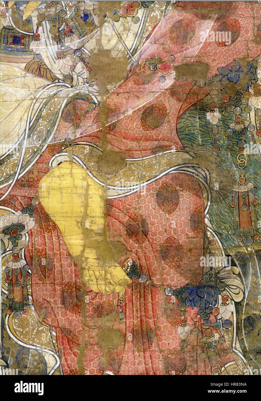 Questa immagine dettagliata raffigura lo Yoryu Kannon, una statua della dea buddista della misericordia, ospitata nel santuario Kagami Jinja in Giappone. L'opera enfatizza la natura serena e compassionevole di Kannon, così come il significato spirituale della statua all'interno del buddismo giapponese. Foto Stock