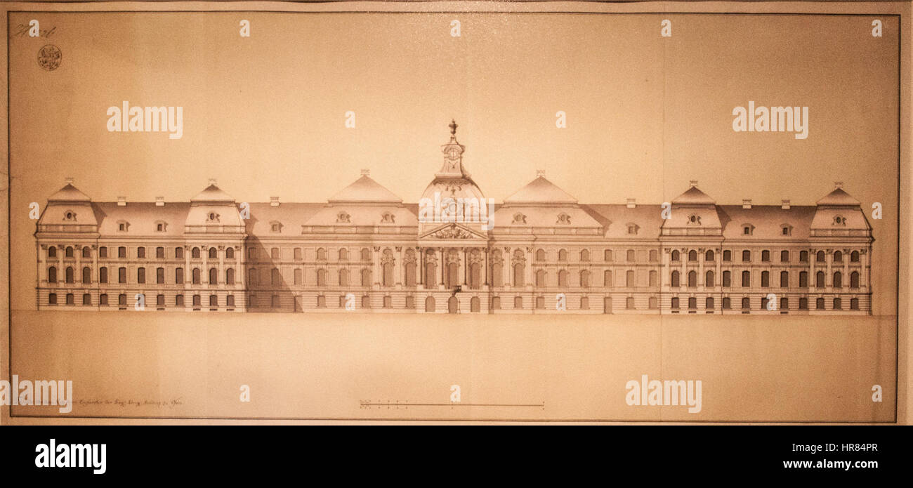 L'elevazione ad ovest del Palazzo reale, datata intorno al 1770, mostra la grandiosità architettonica classica. La facciata, con le sue eleganti colonne ed elementi decorativi, riflette lo stile architettonico del periodo illuministico, enfatizzando la simmetria, l'equilibrio e la raffinatezza. Foto Stock