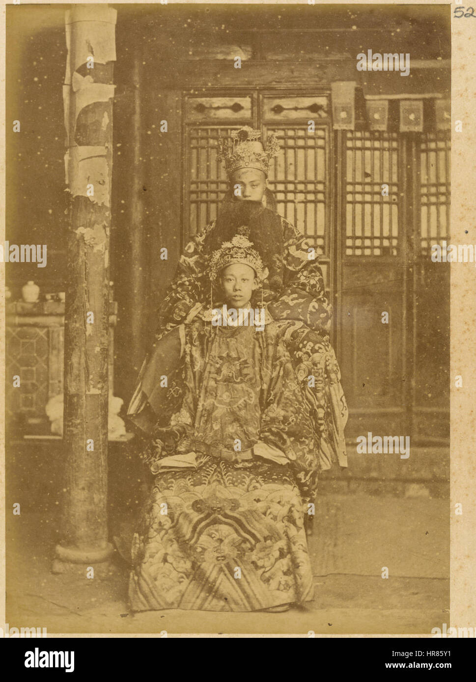 Due attori del teatro cinese raffigurante una scena in cui l'imperatore è vestito in costume della Dinastia Han, con una figura del Sovrano Celeste su di lui. Pechino, 1874 WDL1943 Foto Stock