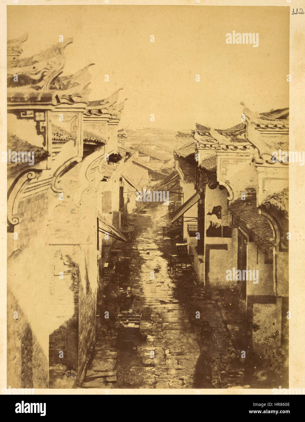 Strada di Congyang tra Hui-Style case con tetti decorati e scolpiti, gronda capovolta. Provincia di Hubei, Cina, 1874 WDL2102 Foto Stock