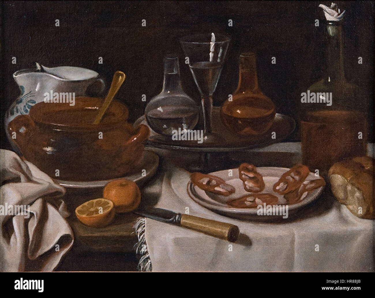 Questa natura morta, intitolata "Tavola imbandita con piatto di salame e Pane", presenta una tavola riccamente posata con un piatto di salumi e pane. Il dipinto cattura la semplicità e il fascino dei pasti di tutti i giorni, spesso visti nell'arte della natura morta italiana del XVII secolo. Foto Stock