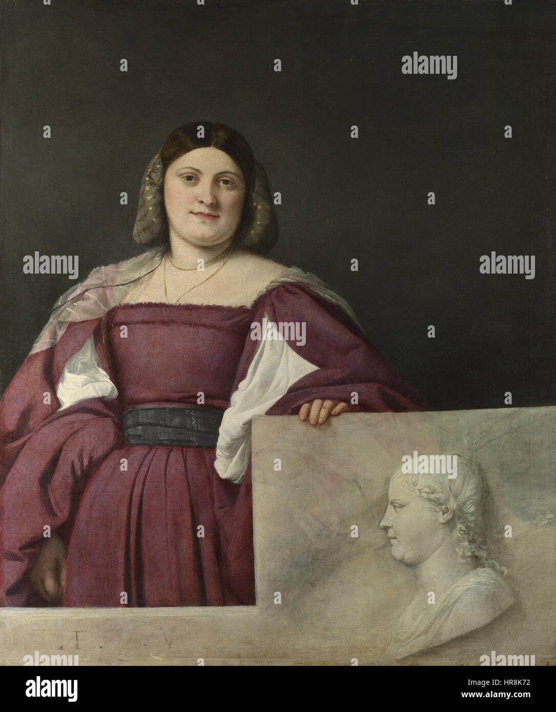 Il "Ritratto di signora" di Tiziano ("la Schiavona") è un rinomato esempio di ritrattistica rinascimentale veneziana, raffigurante una donna in un ricco abbigliamento con una presenza dominante. Il dipinto mostra la maestria di Tiziano nel catturare la figura umana e le complesse texture del tessuto, sottolineando l'eleganza e la forza del soggetto. Foto Stock