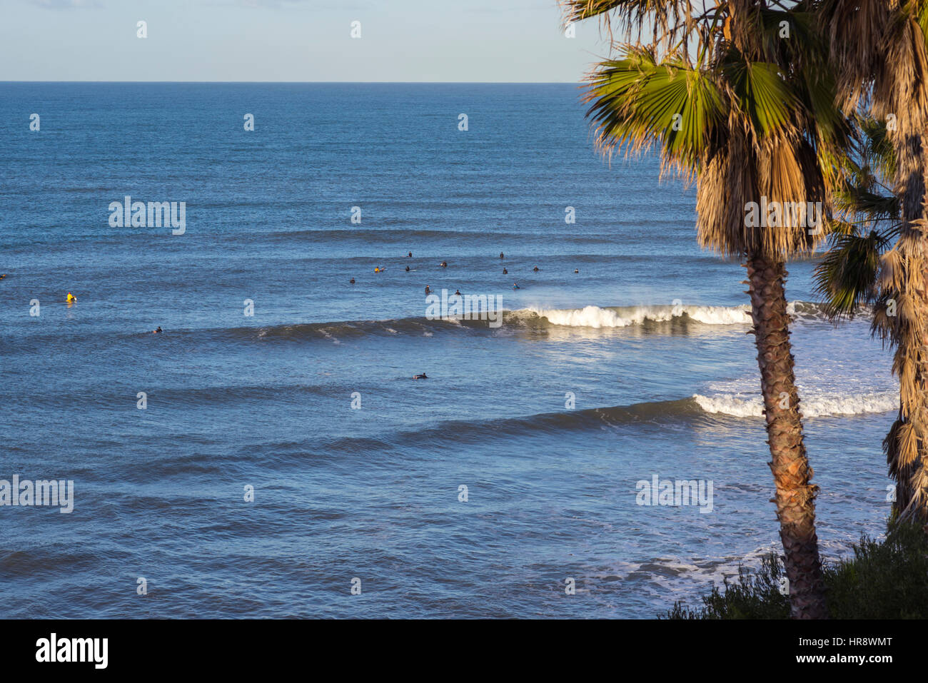 Guardando verso il basso sull'oceano e surfisti dal di sopra di Swami surf spot. Encinitas, California. Foto Stock