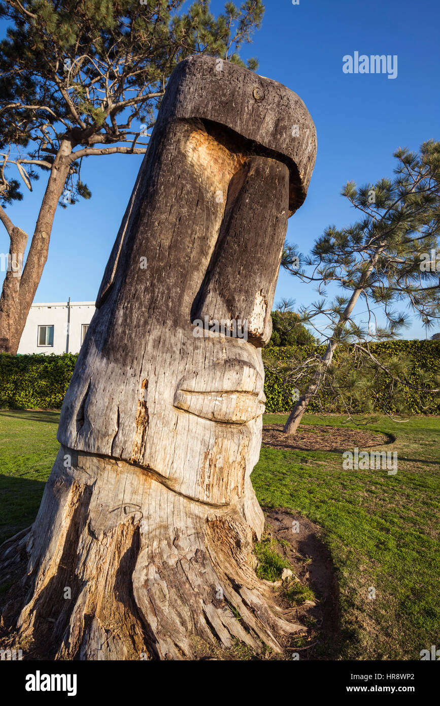 Testa Tiki statua situato presso il parcheggio al di sopra di Swami Beach. Encinitas, California. Foto Stock