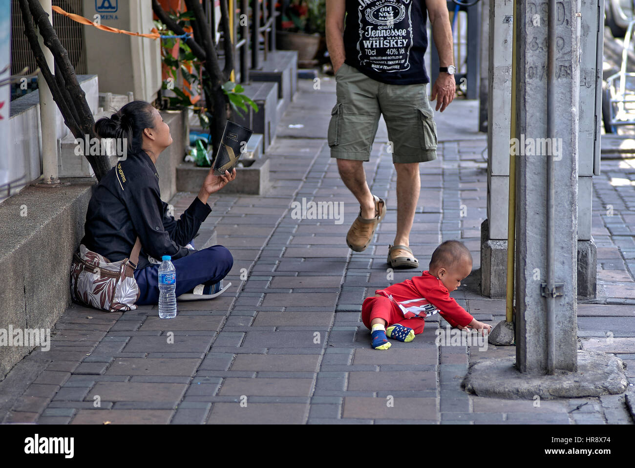 Beggar donna, bambino. I giovani della Thailandia madre e il suo neonato a mendicare per le strade di Pattaya Thailandia del sud-est asiatico Foto Stock