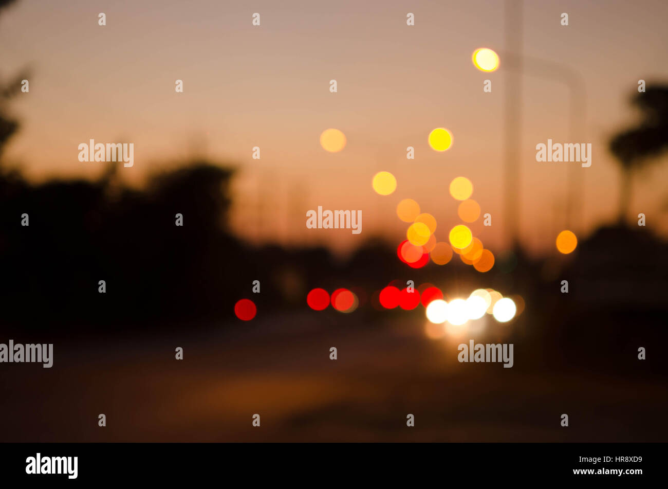 Sullo sfondo della città di notte le luci di movimento Foto Stock