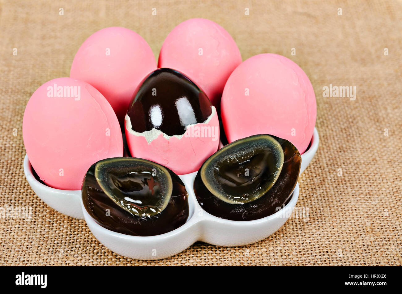 Migliaia di uova, preservando Duck sulla tazza bianca su sfondo di sacco. Foto Stock