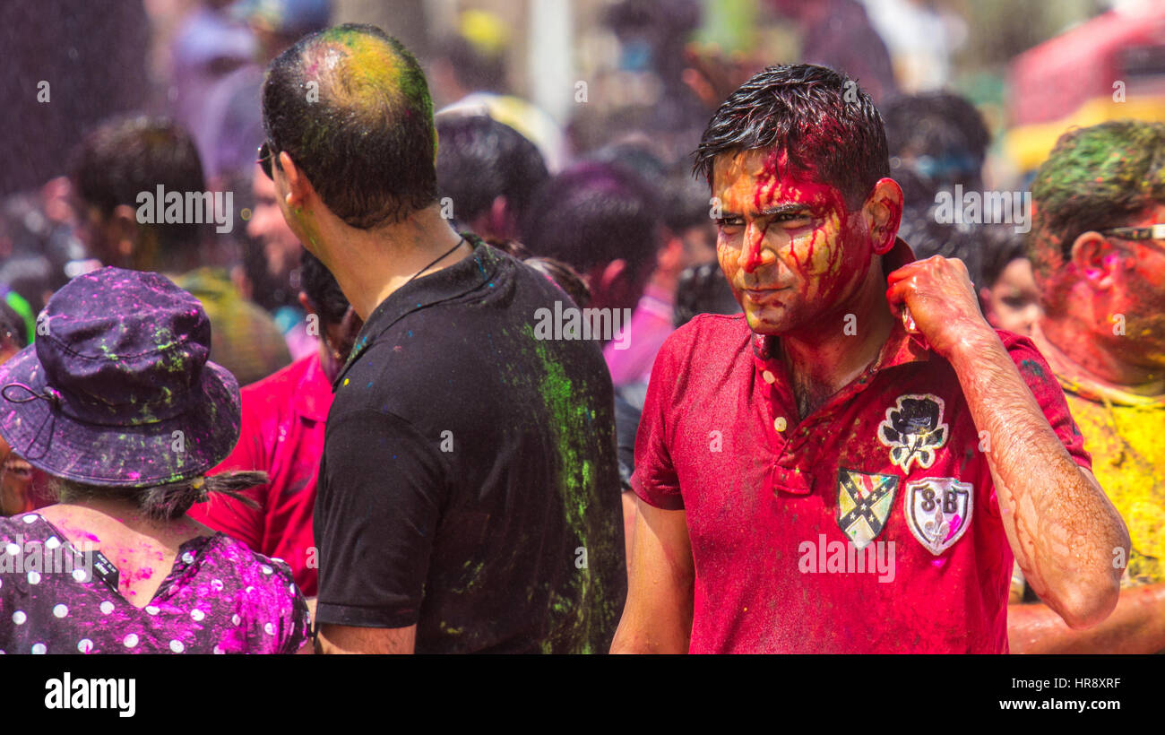 Dubai, Emirati Arabi Uniti - Mar 21, 2014: persone gettando vernice colorata e polvere durante Holi festival celebrazioni in un parco pubblico nel centro cittadino di Dubai. Foto Stock